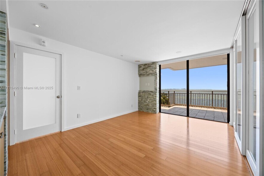 Building Photo - 1632 S Bayshore Ct