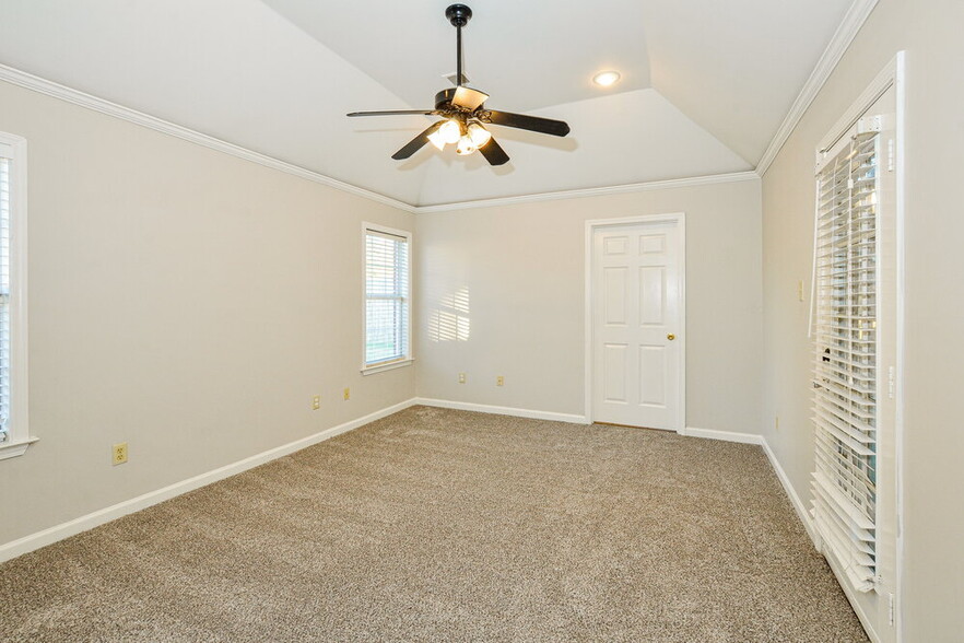 Building Photo - 1550 Far Dr