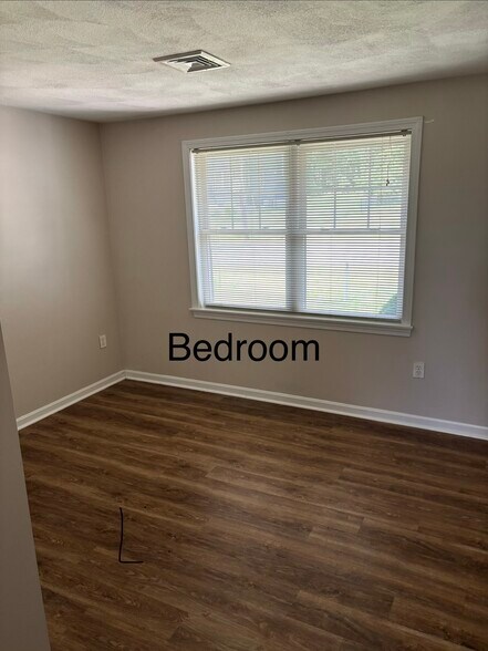 Building Photo - 16 Robinhood Ln