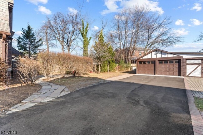 Building Photo - 57 Pomander Walk