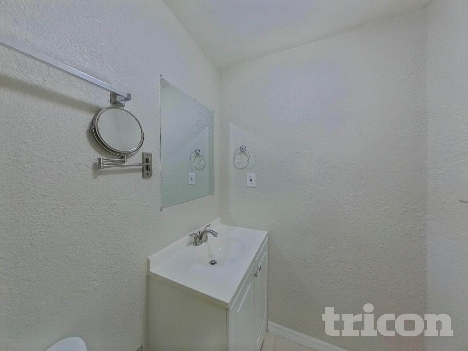 Building Photo - 1569 Lotus Path