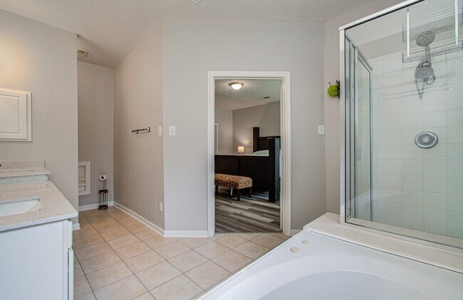 Building Photo - 3043 W Hampton Dr