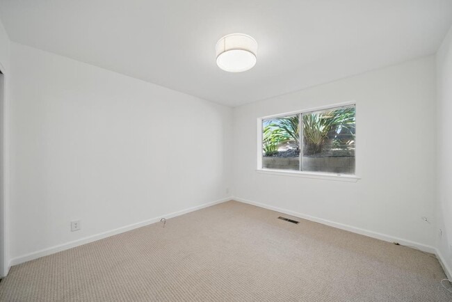 Building Photo - 1406 Cedarwood Dr