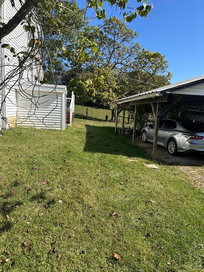 Building Photo - 4 Bedroom, 2 Bath farm house out in the Country.