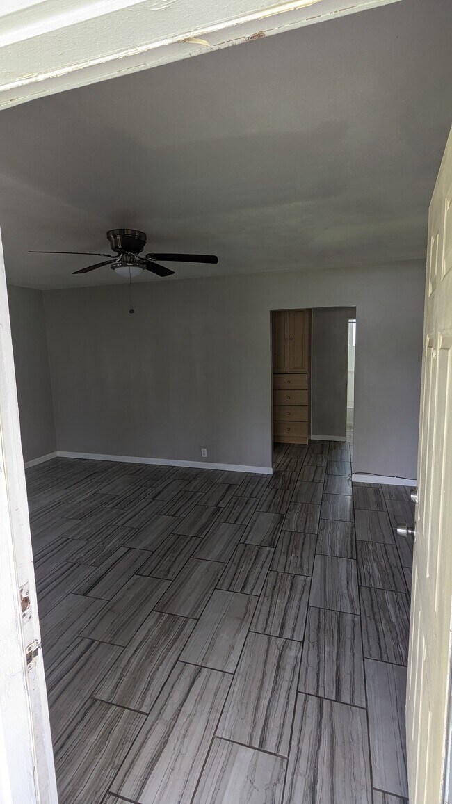 Building Photo - 1007 Della Ave