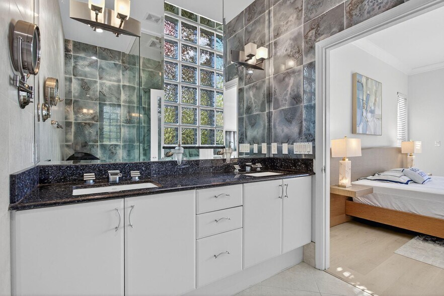 Building Photo - 513 S Riverside Dr