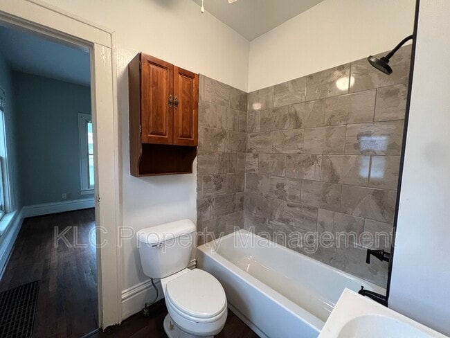 Building Photo - 3116 E 7th St