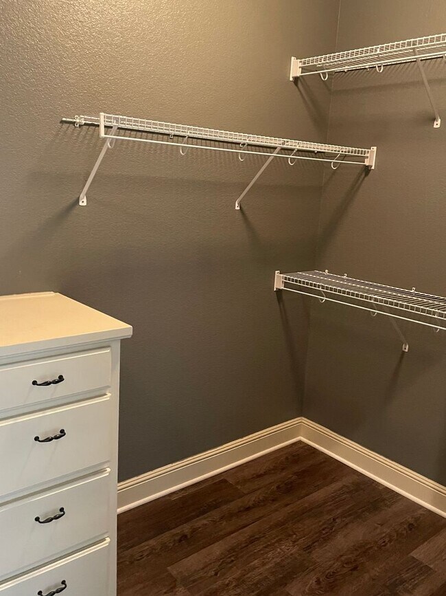 Building Photo - 3 Bedroom, 2 Full Bath, 2-car attached gar...