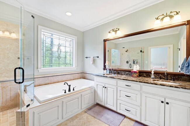 Building Photo - Elegant 5 bedroom home in Bedford!