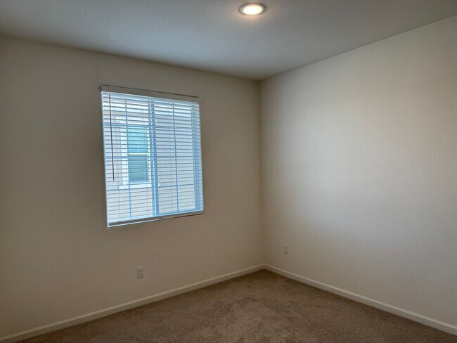 Building Photo - Beautiful 5 Bedroom, 3 Bathroom, 2800 Sqft...