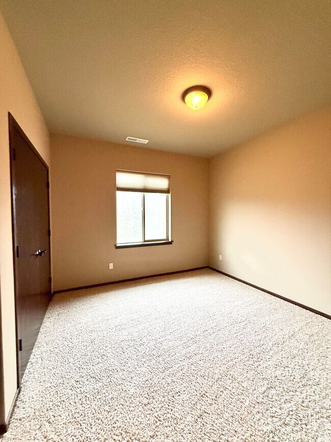 Building Photo - 4 bed 2 Bath off Keene