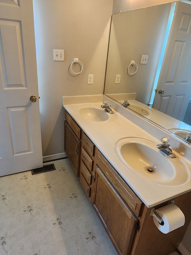 Building Photo - 3 bed 2.5 bath Short Pump Area