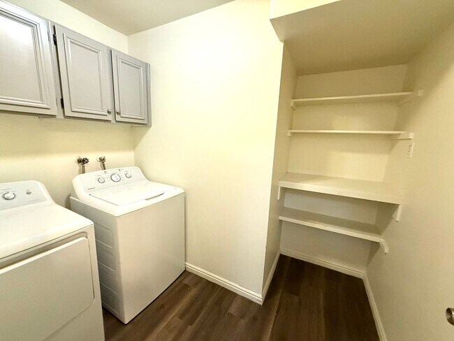 Building Photo - Upgraded townhome by Southgate Golf Course - Small dogs allowed