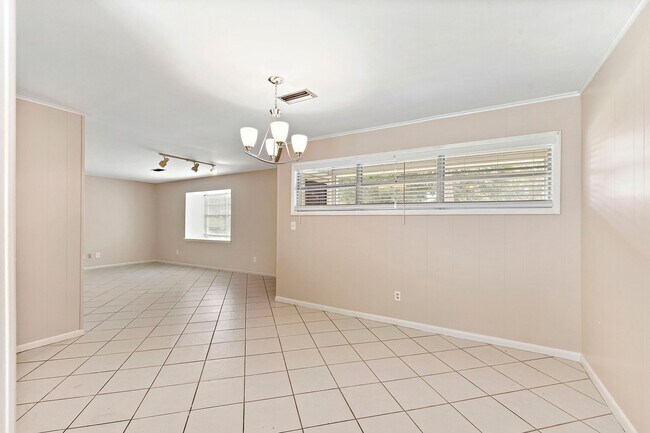 Building Photo - 5522 Ariel St