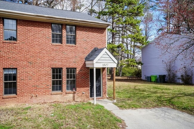 Building Photo - Move In Ready Two Bedroom Home!