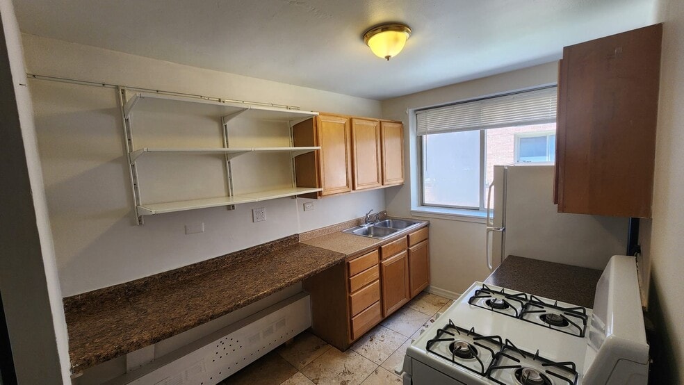 Building Photo - 2243 W Farwell Ave