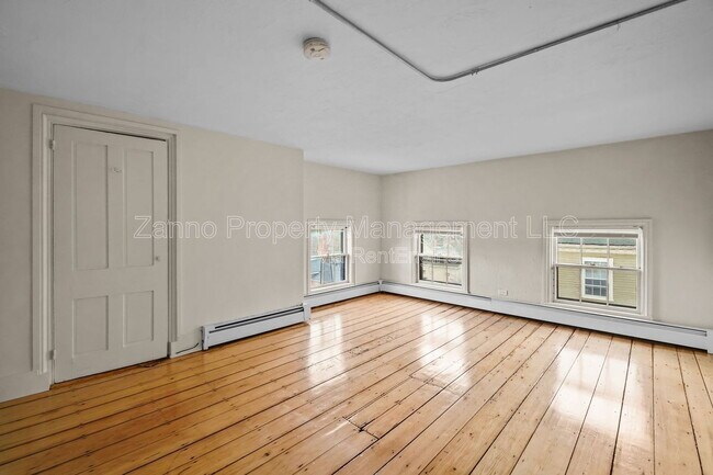 Building Photo - 35 Bowen St