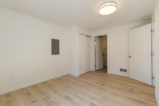 Building Photo - Newly Renovated 1 Bedroom in Quiet Pinehur...