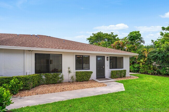 Building Photo - 825 Dogwood Dr