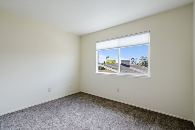 Building Photo - 17 E High St