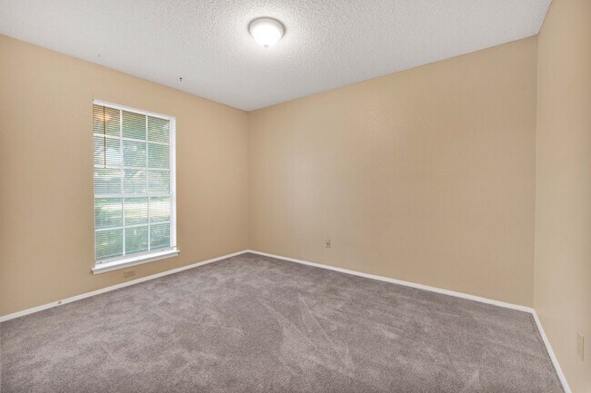 Building Photo - 3 bedroom 2 bath in the well sought subdivision of Great Northwest!