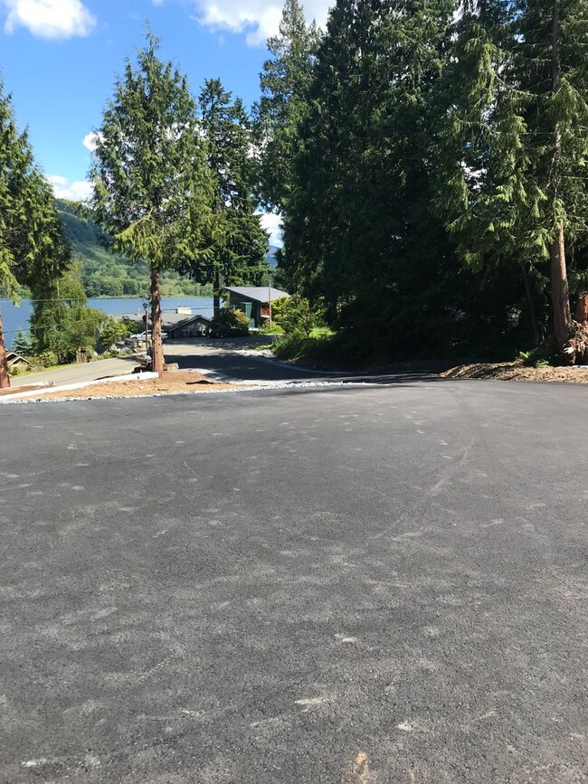Building Photo - Beautiful 2 bedroom Home Over Looking Lake...