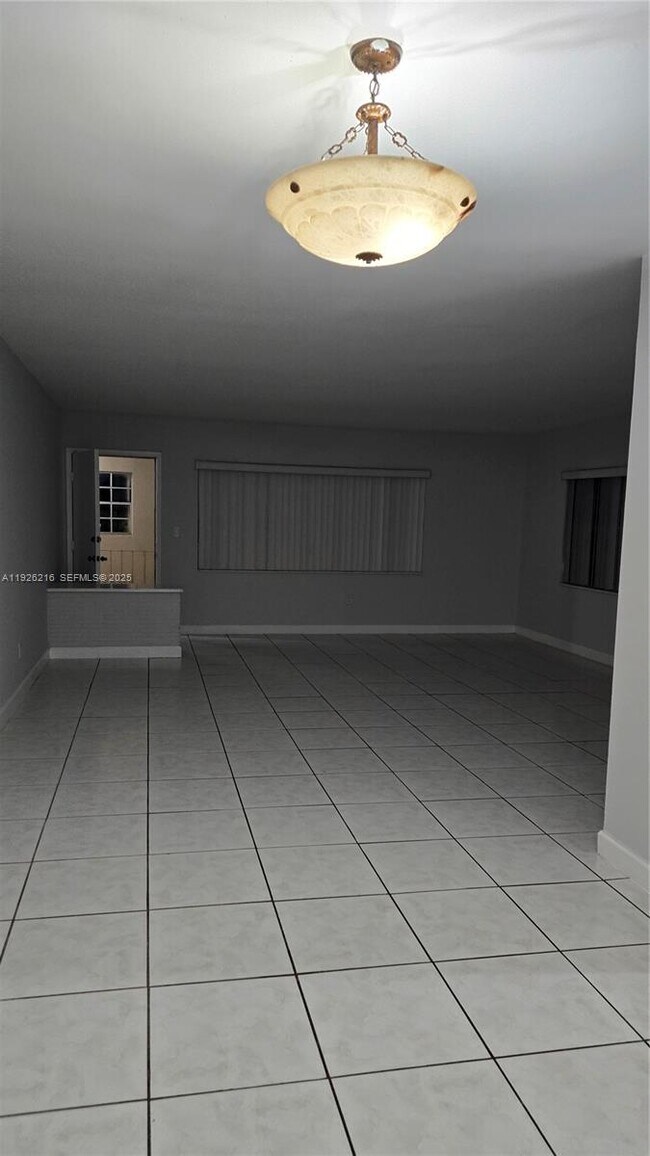 Building Photo - 11855 NE 19th Dr