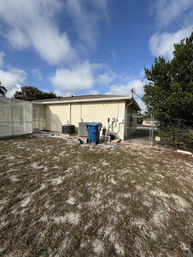 Building Photo - 5100 Mentmore Ave