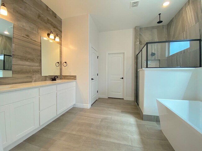 Building Photo - West El Paso Cimarron Neighborhood Stunning 4 bed/2.5bath