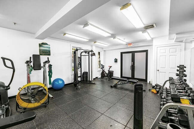 Building Photo - 904 Jefferson St