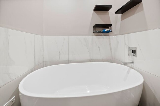 Building Photo - Stunning 2 Bed 2 Bath in the Ukrainian Village area