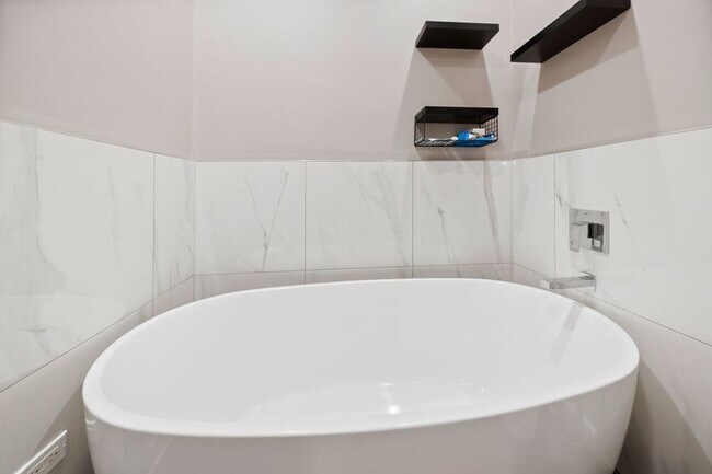 Building Photo - Stunning 2 Bed 2 Bath Plus Lofted Den in the Wicker Park area