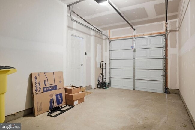 Building Photo - 38 Kirby Ct