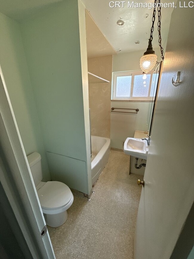 Building Photo - Charming 2-Bedroom Duplex in the Heart of ...