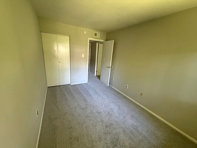 Building Photo - 326B Saybrook Lane