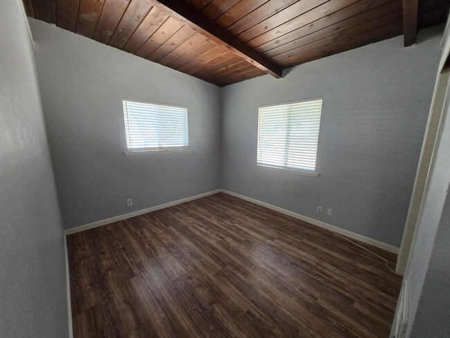 Building Photo - 2081 Petri Ln