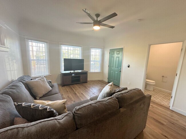 Building Photo - Gorgeous 2bd/2ba unit semi-furnished near ...