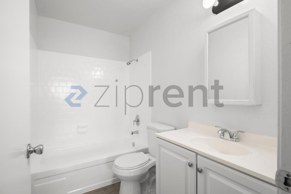 Building Photo - Unit 202