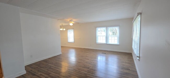 Building Photo - 2 bed 2 baths with large screened patio