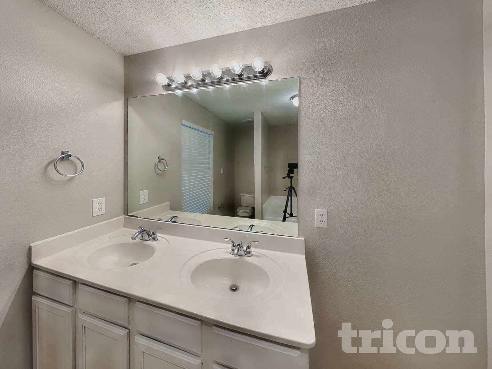 Building Photo - 210 Vivian Dr