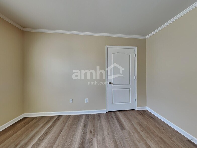 Building Photo - 204 Eastpark Way