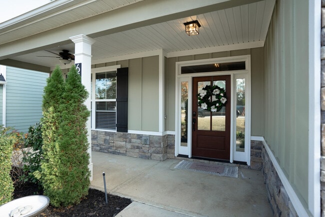 Building Photo - 657 Tree Top Trl