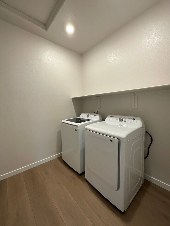 Building Photo - STUNNING BRAND NEW 3 BEDROOM HOME IN W. ROSEVILLE!!