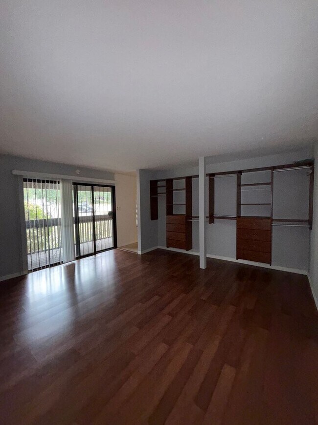 Building Photo - 3 bedroom 2 1/2 bath Townhome with Office ...