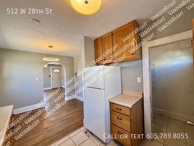 Building Photo - Charming 2 Bedroom 1 Bathroom House With L...