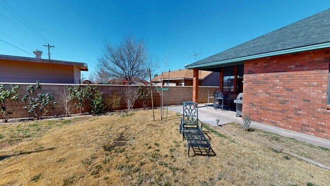 Building Photo - 3-Bedroom/2.5-Bathroom in Alamogordo, NM