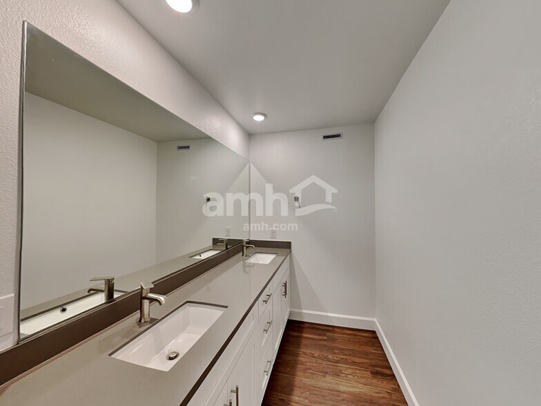 Building Photo - 10385 Bee Balm St