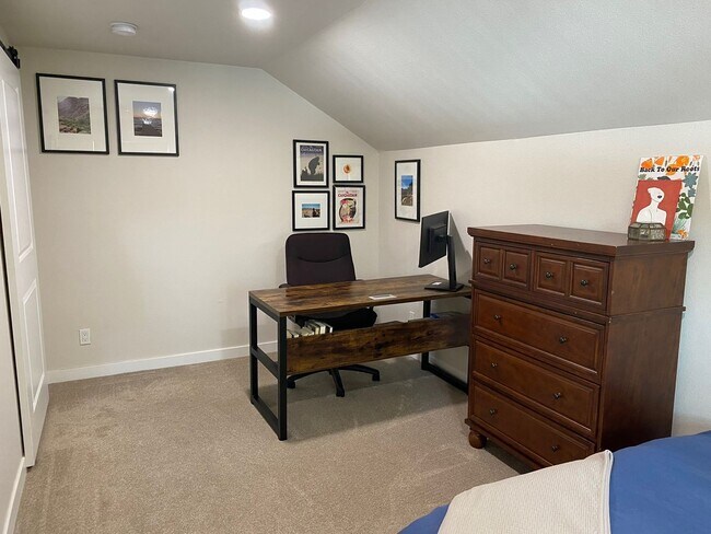 Building Photo - Charming 2-bed, 1-bath home in Sunnyside neighborhood, with private fenced backyard.