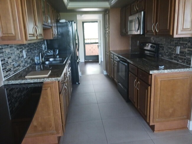 Building Photo - 4702 Fountains Dr S