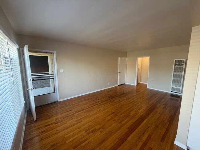 Interior Photo - 3050